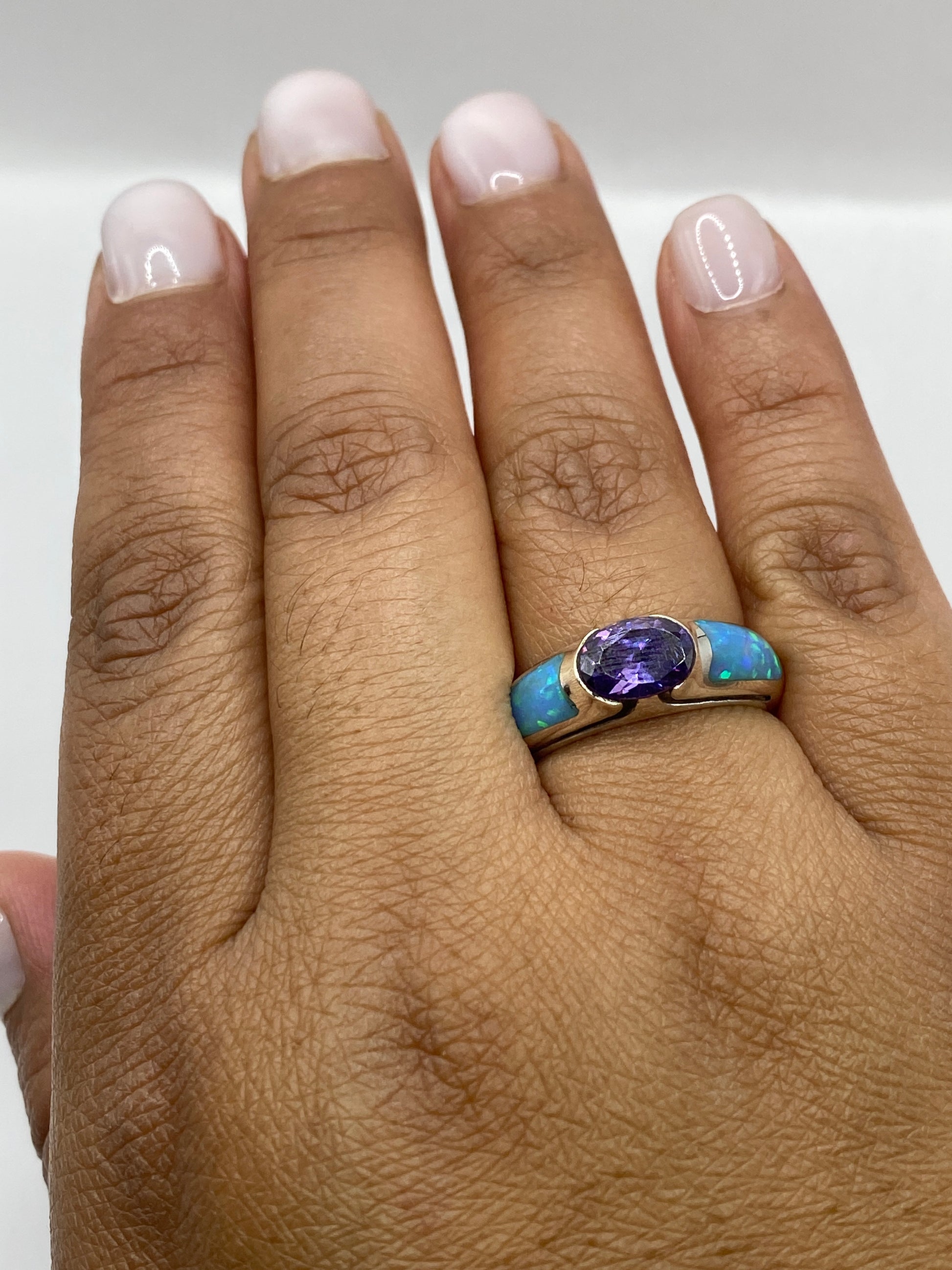 Anillo sobre superficie gris con sello 950 visible en el interior de la banda