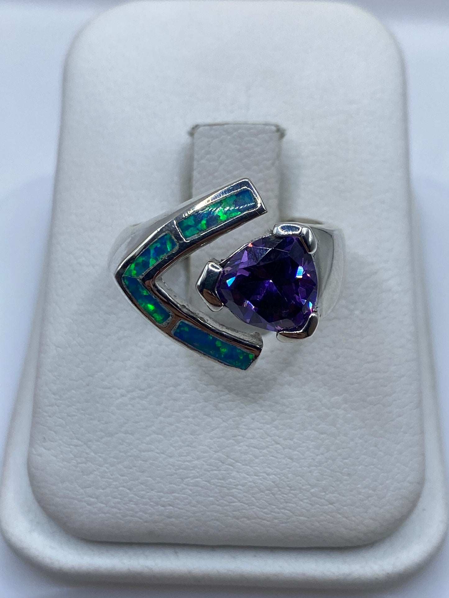 Anillo de plata con ópalo de fuego azul intenso en ajuste moderno, vista frontal