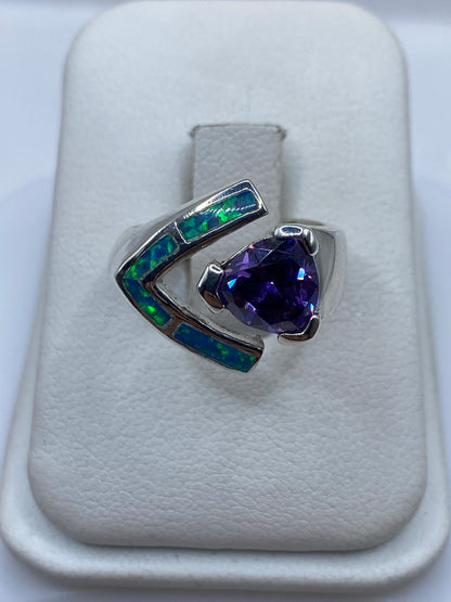Anillo de plata con ópalo de fuego azul intenso en ajuste moderno, vista frontal