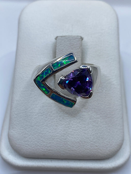Anillo de plata con ópalo de fuego azul intenso en ajuste moderno, vista frontal