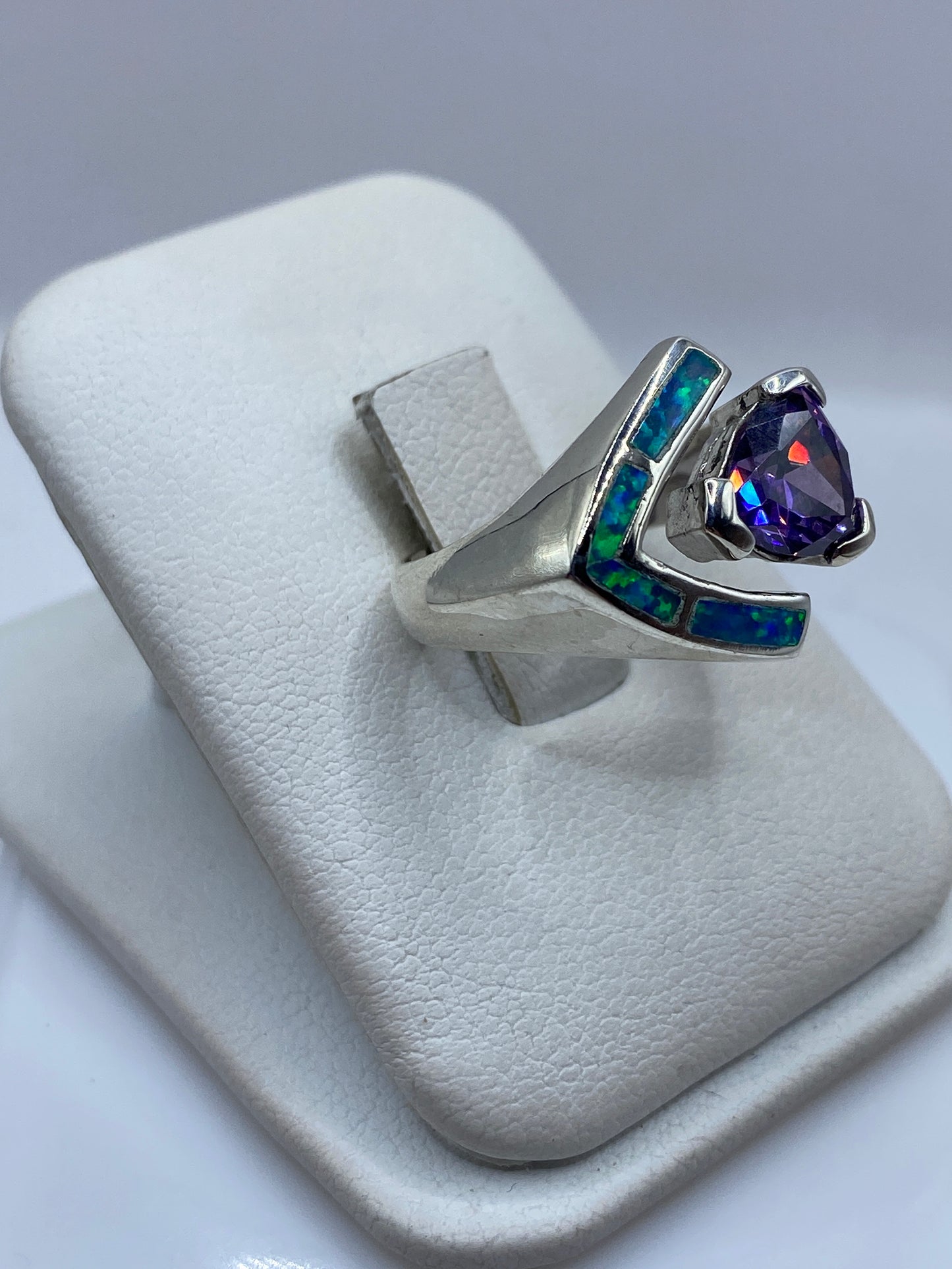 Anillo unisex ópalo fuego mostrando el fuego azul natural desde ángulo lateral