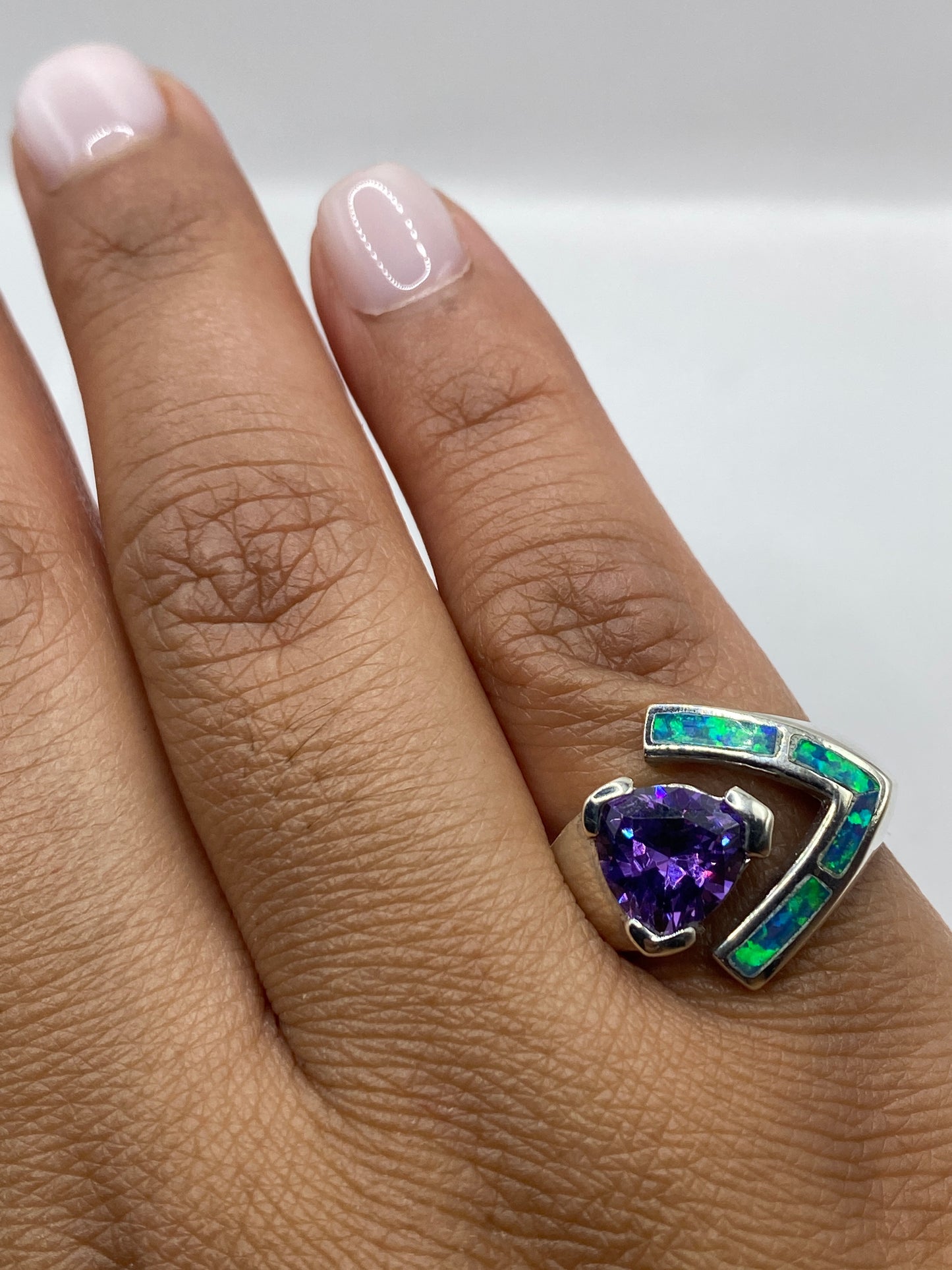 Anillo ópalo fuego en mano mostrando el color azul profundo y brillo natural