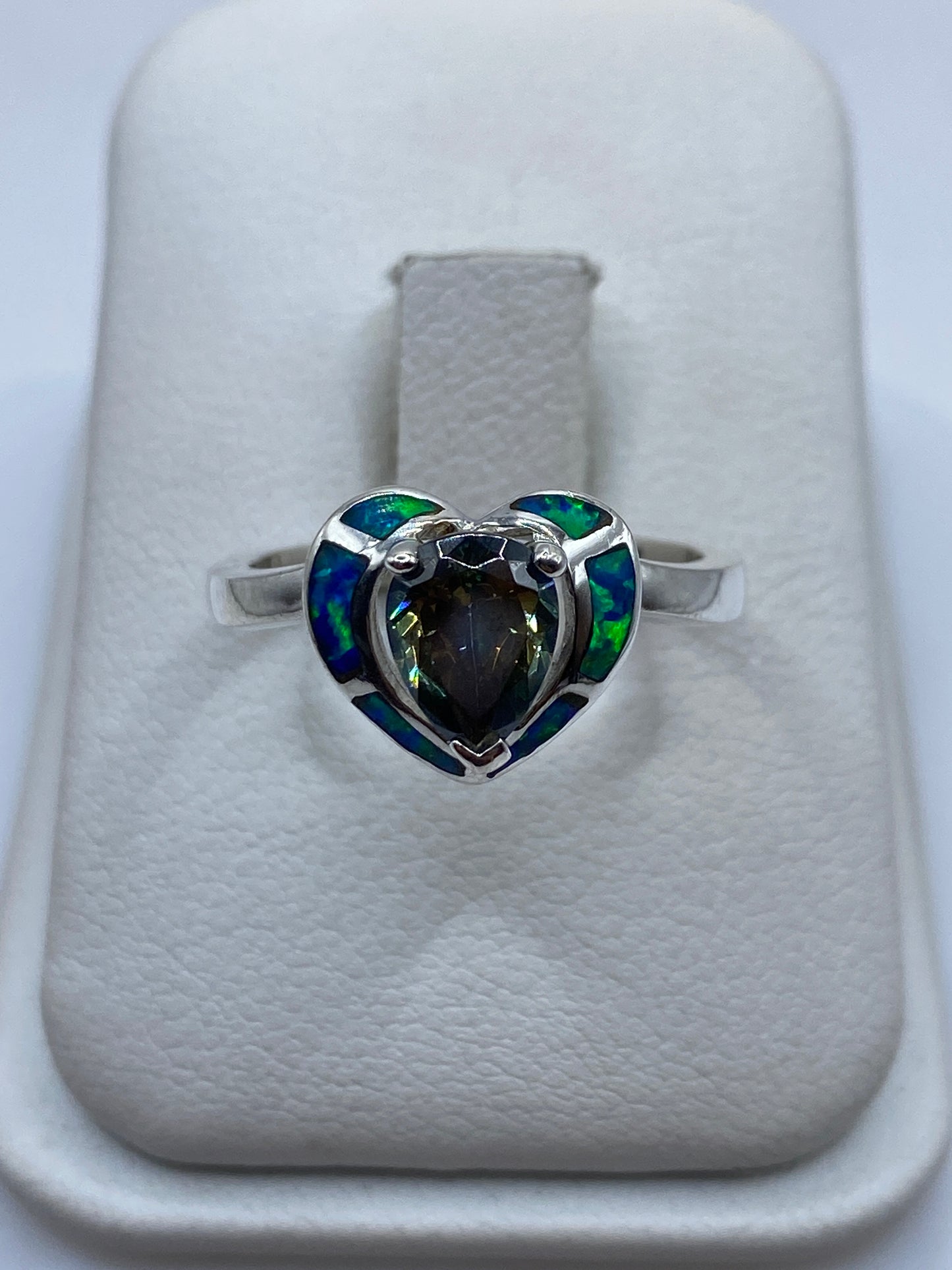 Anillo de plata cóctel con ópalo de fuego azul engastado a mano, visto de frente