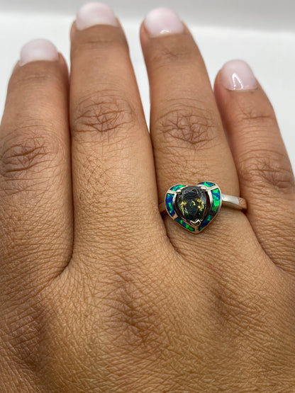 Anillo de ópalo sobre dedo, mostrando el sello 925 y la autenticidad de la pieza