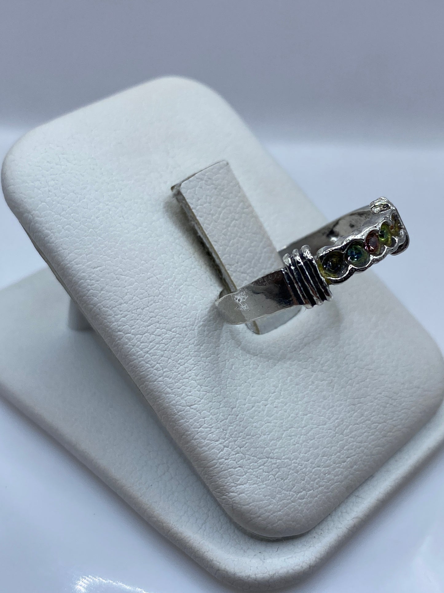 Vista frontal del anillo solitario de plata .925 con circonia facetada