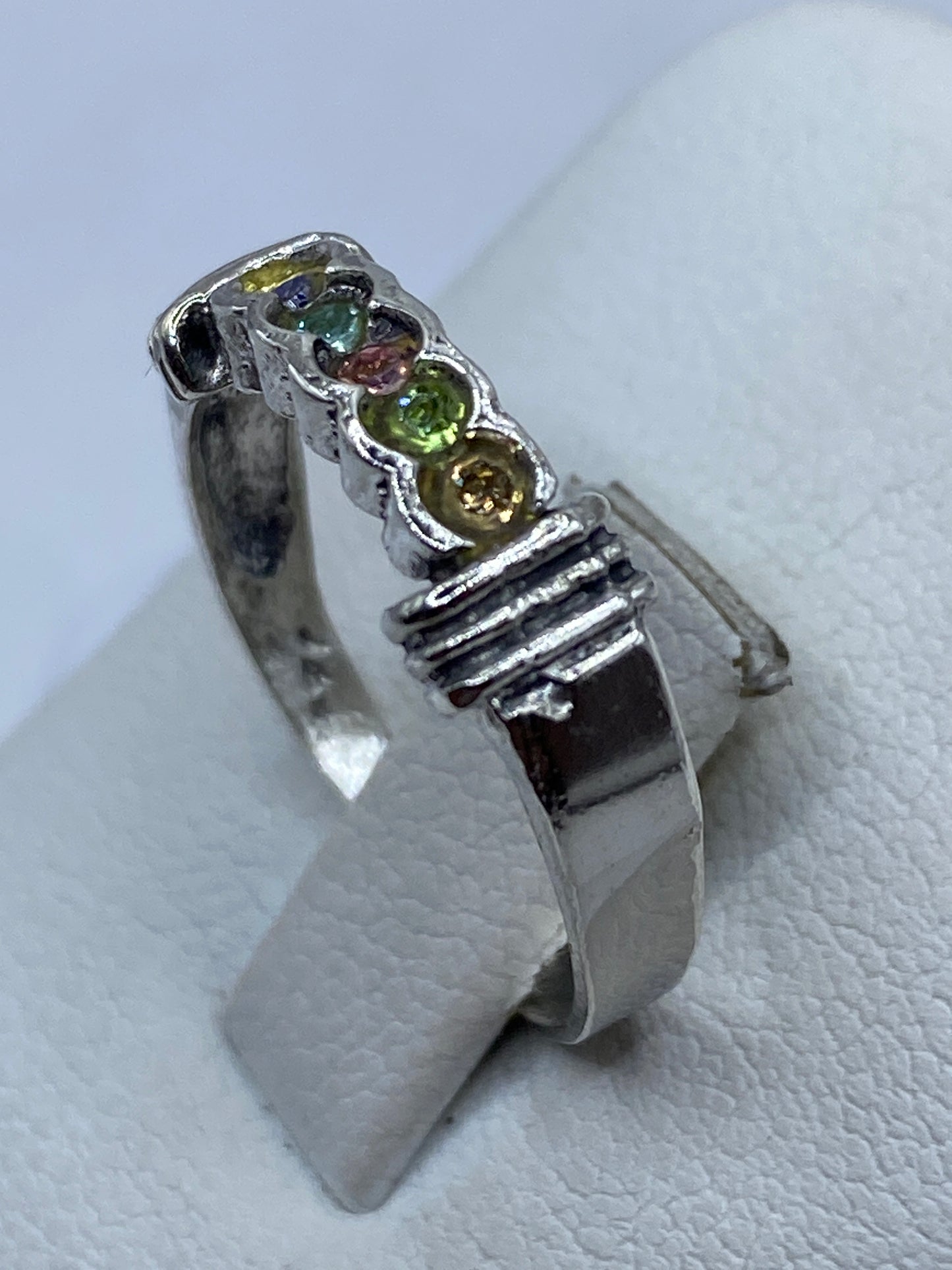 Detalle del engaste en plata de la circonia multicolor con alto brillo
