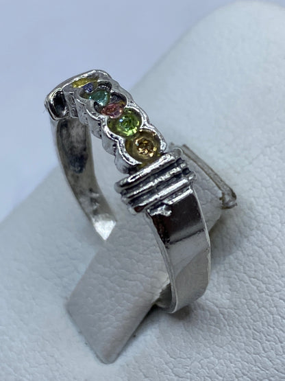 Detalle del engaste en plata de la circonia multicolor con alto brillo