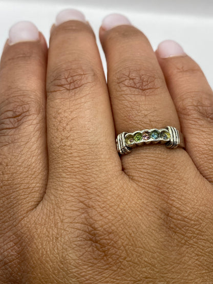 Anillo sobre fondo blanco mostrando el brillo y fuego de la piedra multicolor