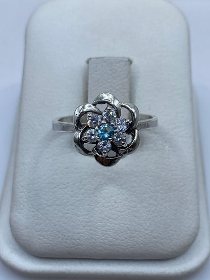 Anillo de plata solitario con circonia blanca brillante en estuche blanco