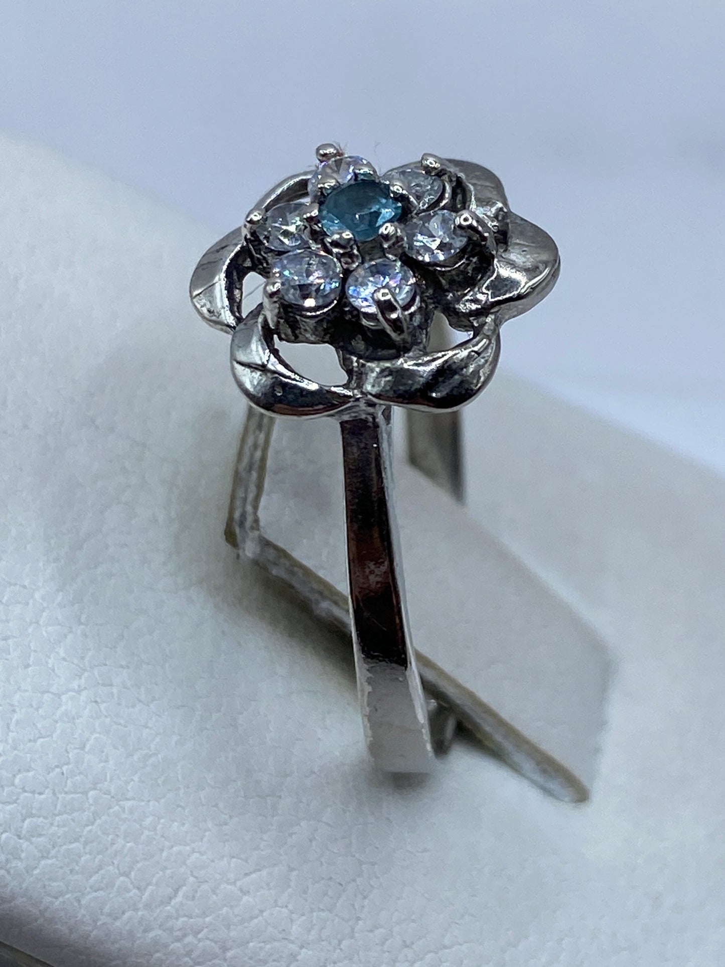 Anillo puesto en dedo, circonia blanca capturando la luz