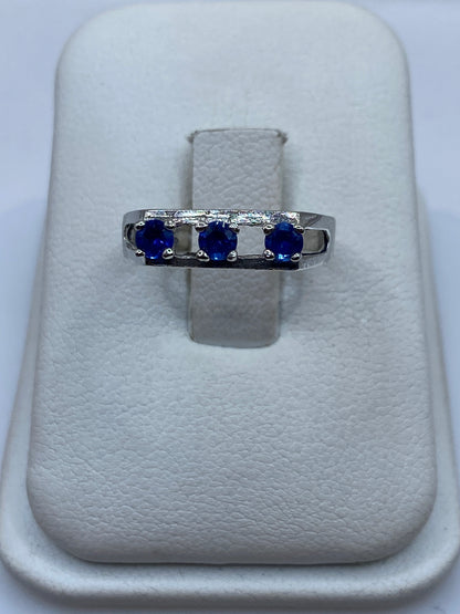 Anillo de plata con circonia azul redonda brillante en estuche blanco