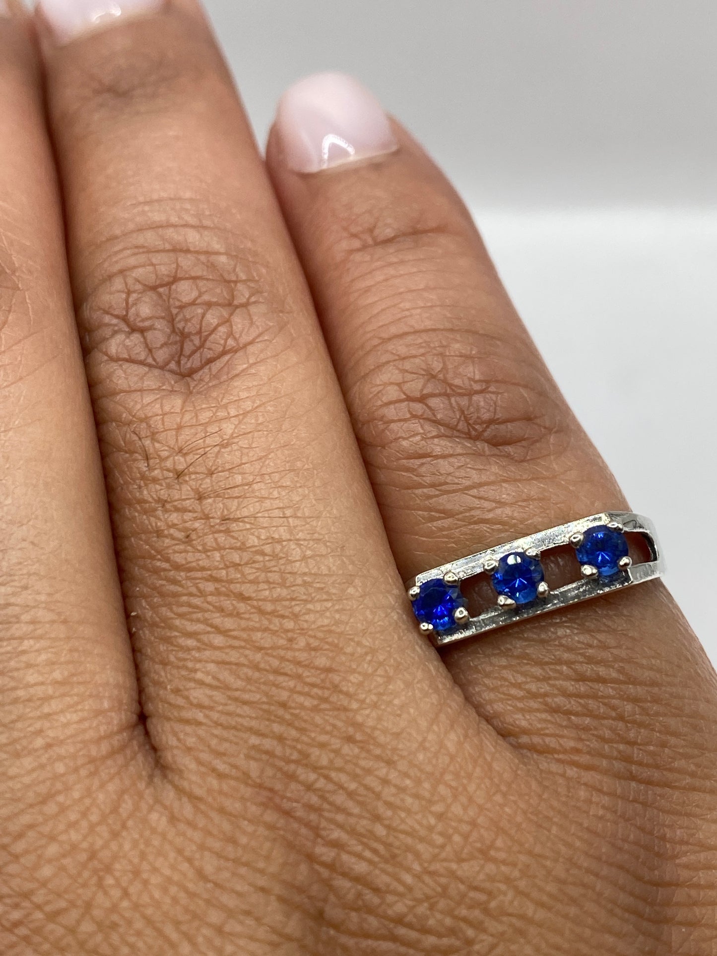Anillo sobre fondo gris mostrando el sello 925 dentro de la banda