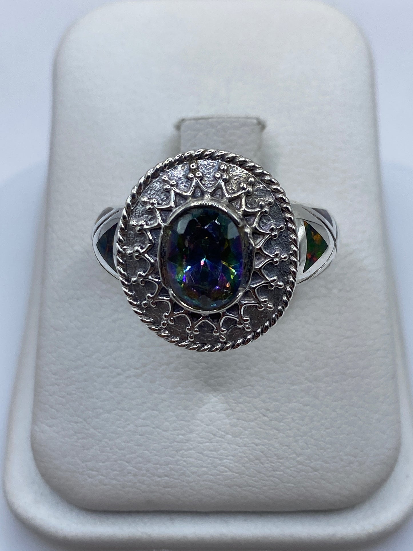 Anillo etnique de plata .950 con ópalo de fuego multicolor en montura tallada a mano
