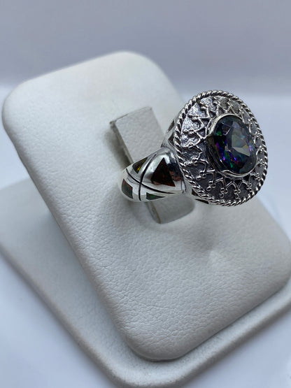 Vista frontal del anillo mostrando el fuego natural del ópalo con colores rojo, verde y azul