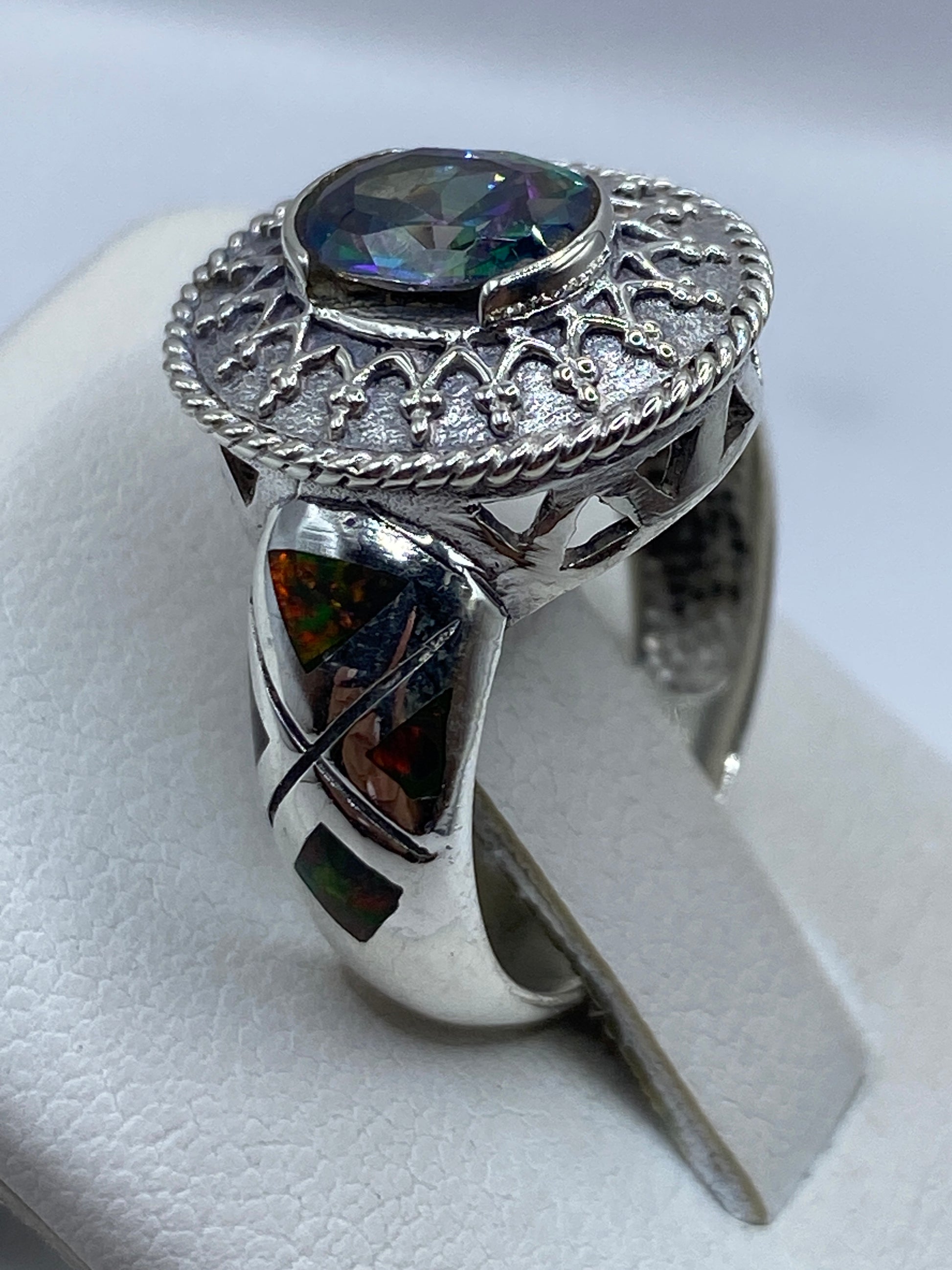 Detalle lateral del anillo en mano, evidenciando el trabajo de Taxco en la banda de plata