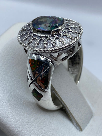 Detalle lateral del anillo en mano, evidenciando el trabajo de Taxco en la banda de plata
