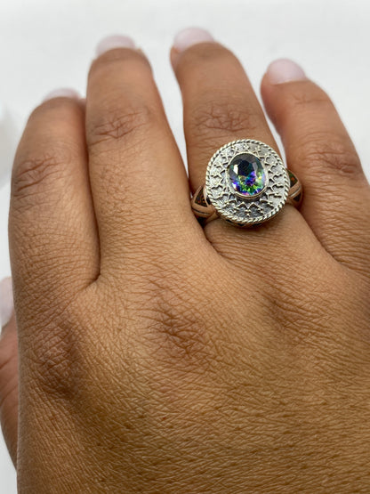 Anillo sobre fondo blanco con sello 950, mostrando la pureza de la plata de Taxco