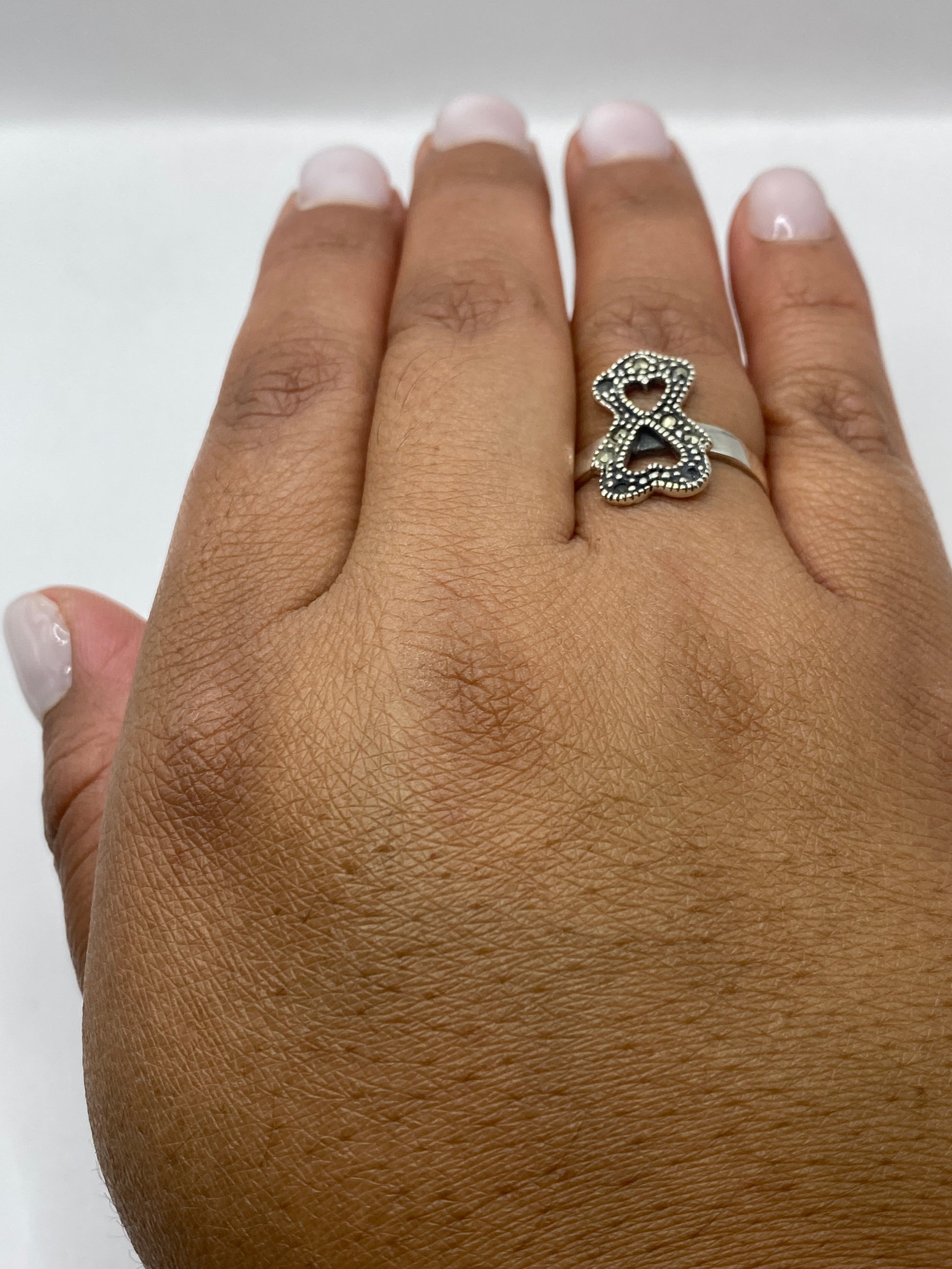 Anillo en dedo mostrando proporción elegante del diseño lazo
