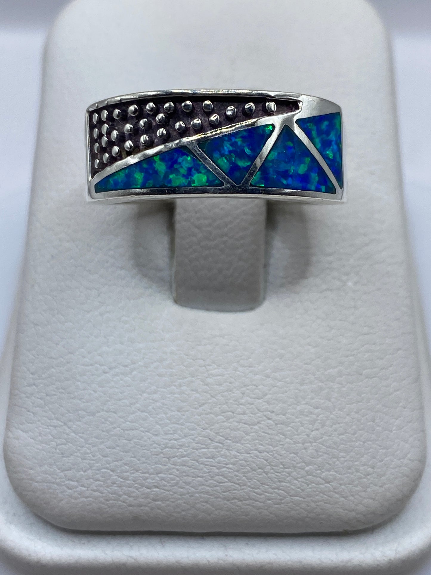 Anillo de plata .950 con ópalo de fuego azul, vista frontal en estuche blanco