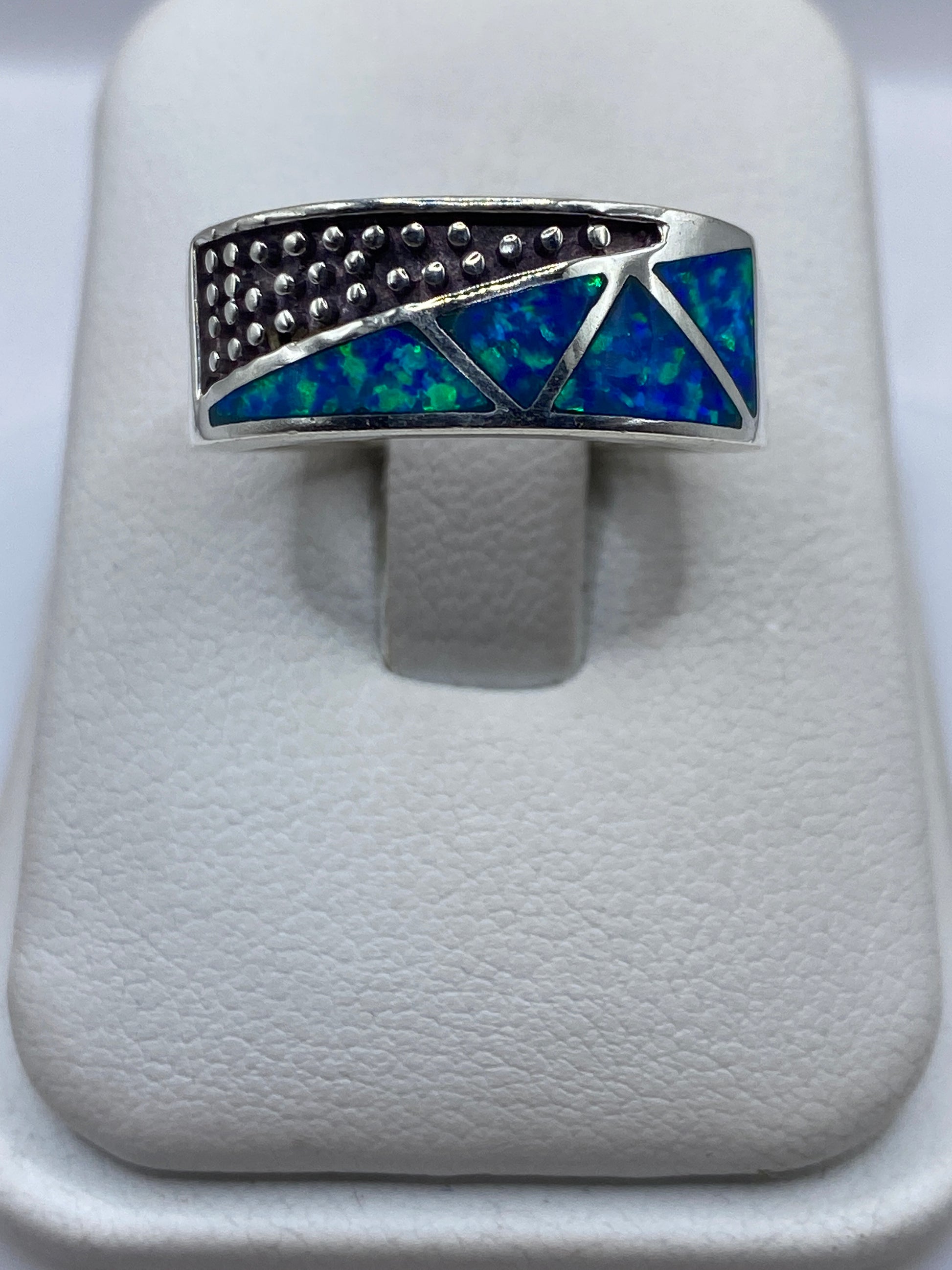 Anillo de plata .950 con ópalo de fuego azul, vista frontal en estuche blanco