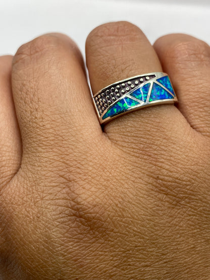 Anillo en dedo, mostrando el diseño geométrico y el sello de pureza 950