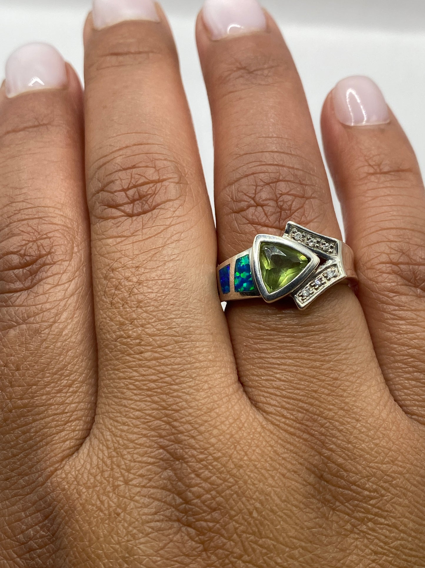Anillo de plata .925 con sello MEXICO, ópalo natural, en la mano mostrando presencia