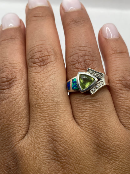 Anillo de plata .925 con sello MEXICO, ópalo natural, en la mano mostrando presencia