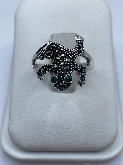 Anillo de plata con malaquita verde y diseño águila prehispánica vista frontal