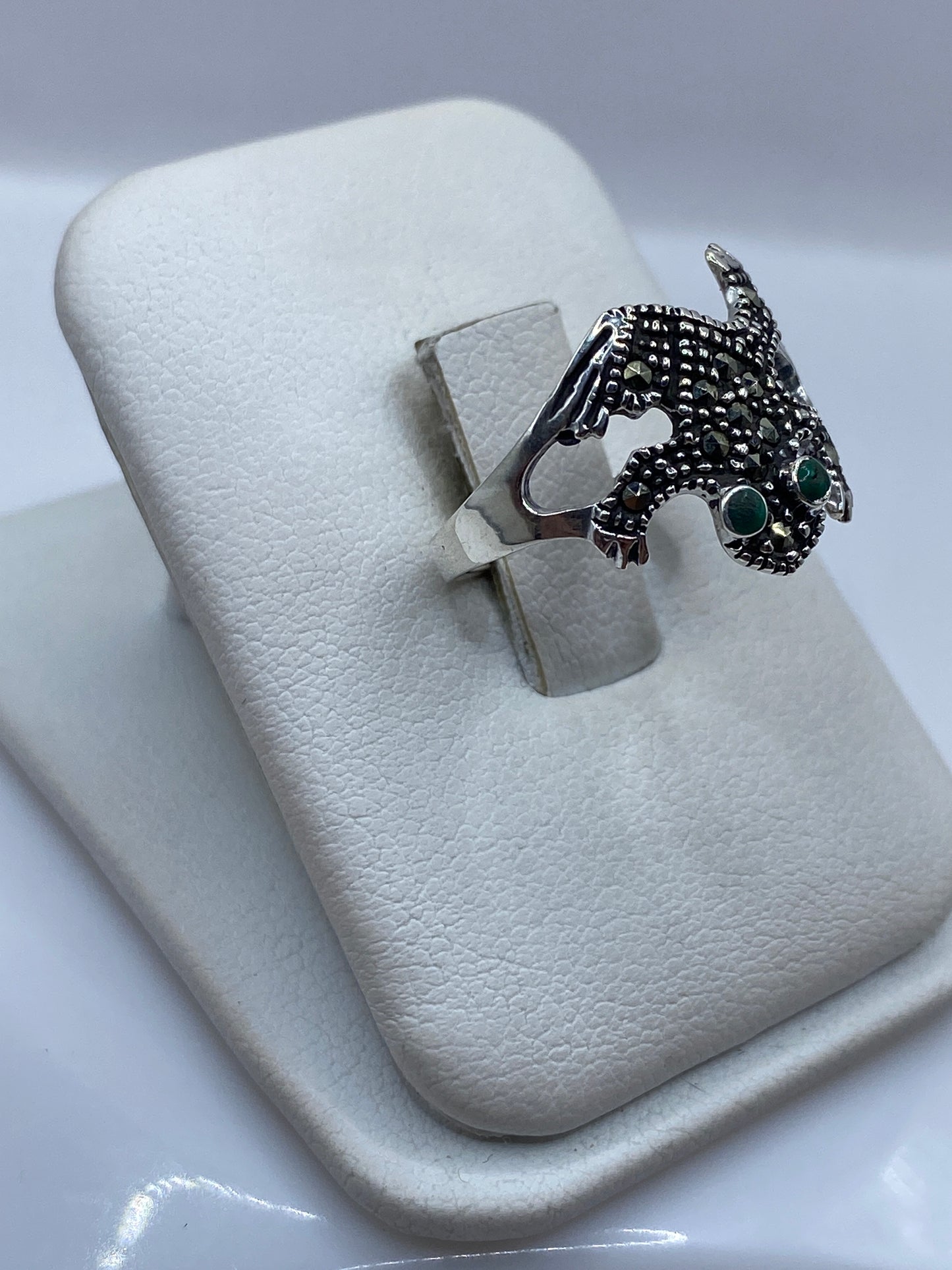 Detalle lateral del anillo águila con malaquita en tono verde oscuro