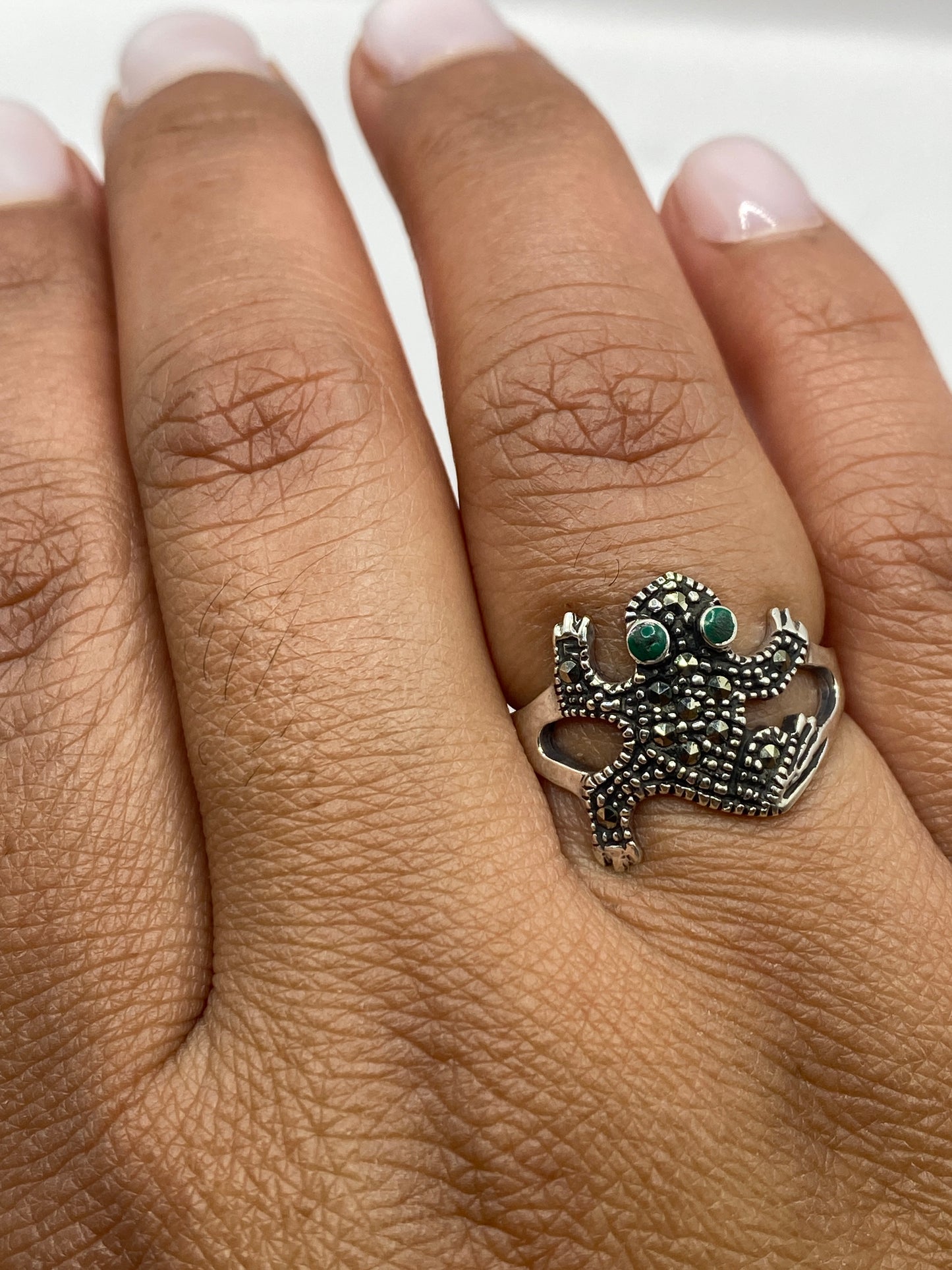 Anillo en dedo mostrando el sello .925 y la proporción del diseño