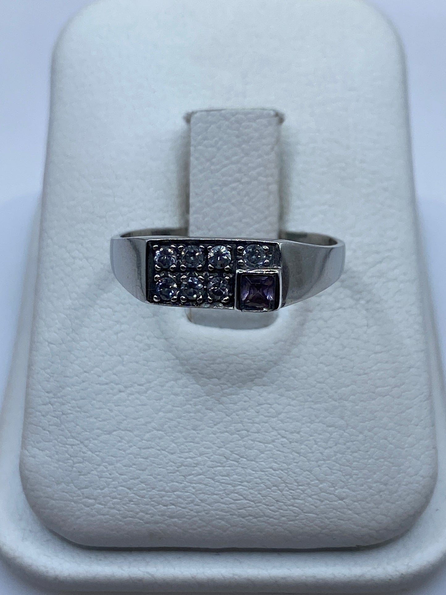 Anillo de plata solitario con circonia blanca sobre dedo de mujer