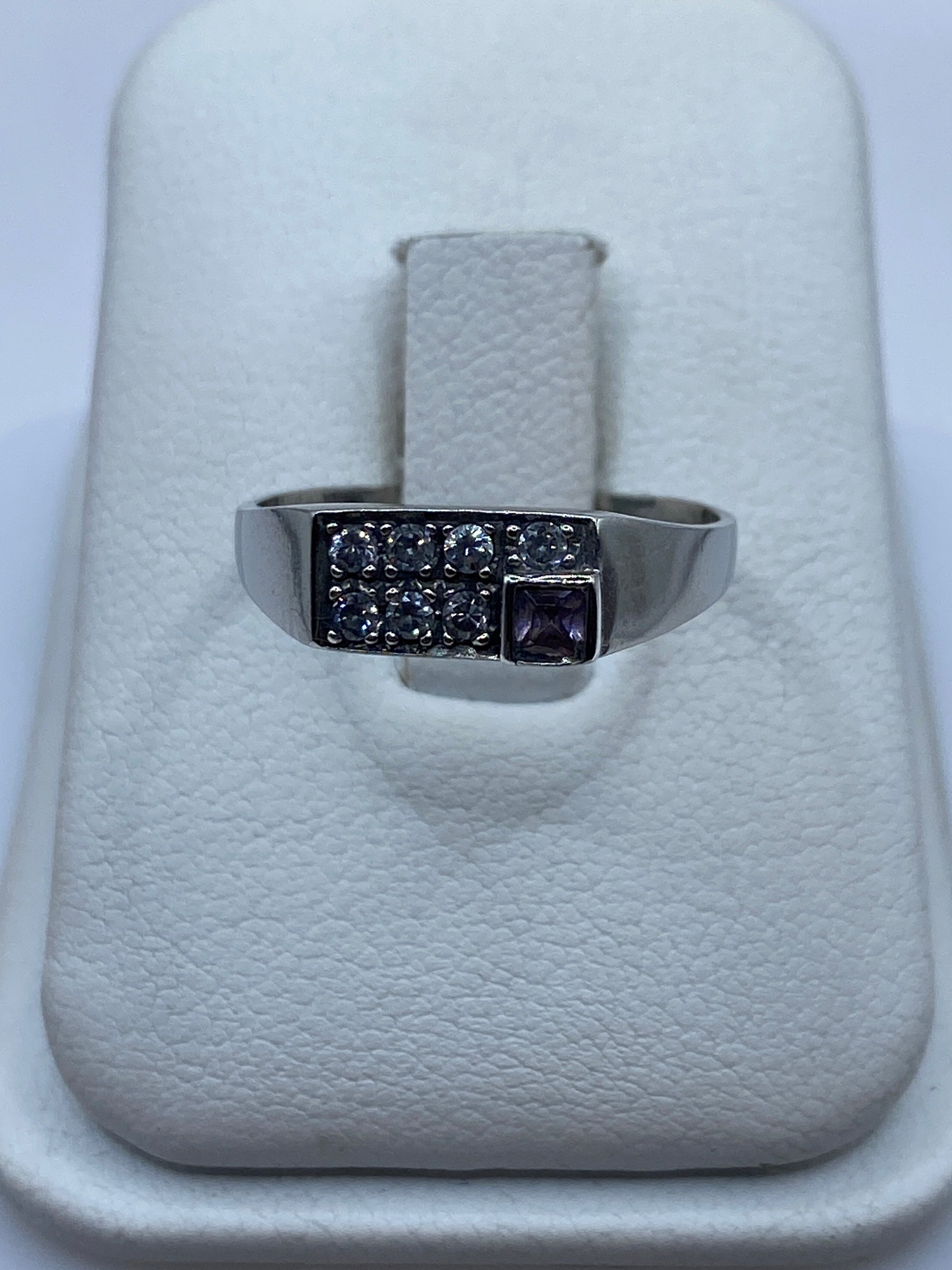 Anillo de plata solitario con circonia blanca sobre dedo de mujer