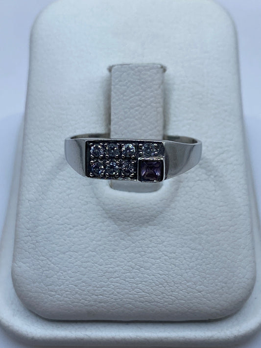 Anillo de plata solitario con circonia blanca sobre dedo de mujer
