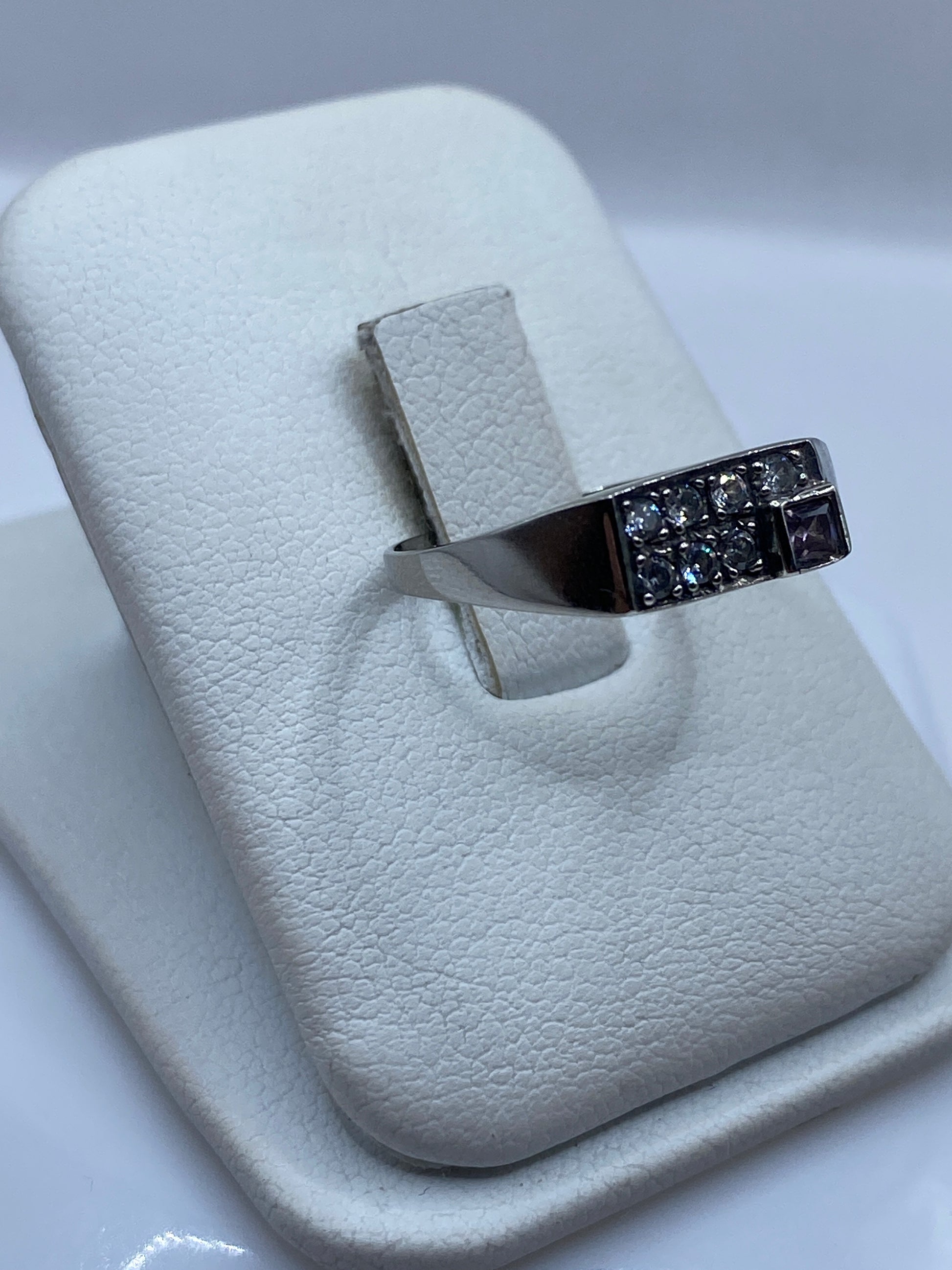 Detalle frontal del anillo minimalista circonia blanca en plata .925