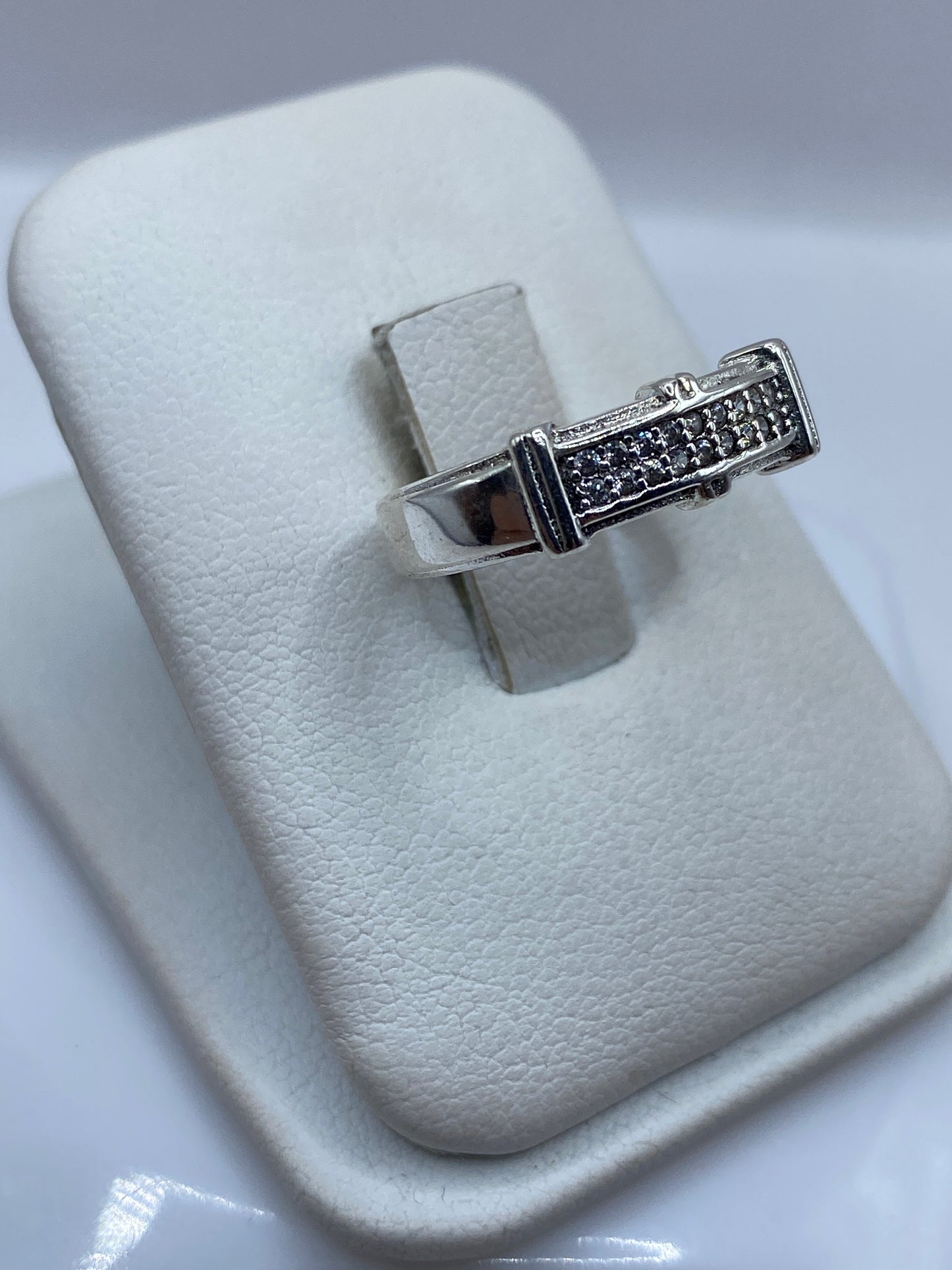 Vista lateral del anillo minimalista en plata .925 mostrando el pulido