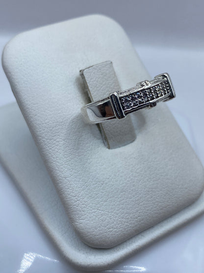 Vista lateral del anillo minimalista en plata .925 mostrando el pulido