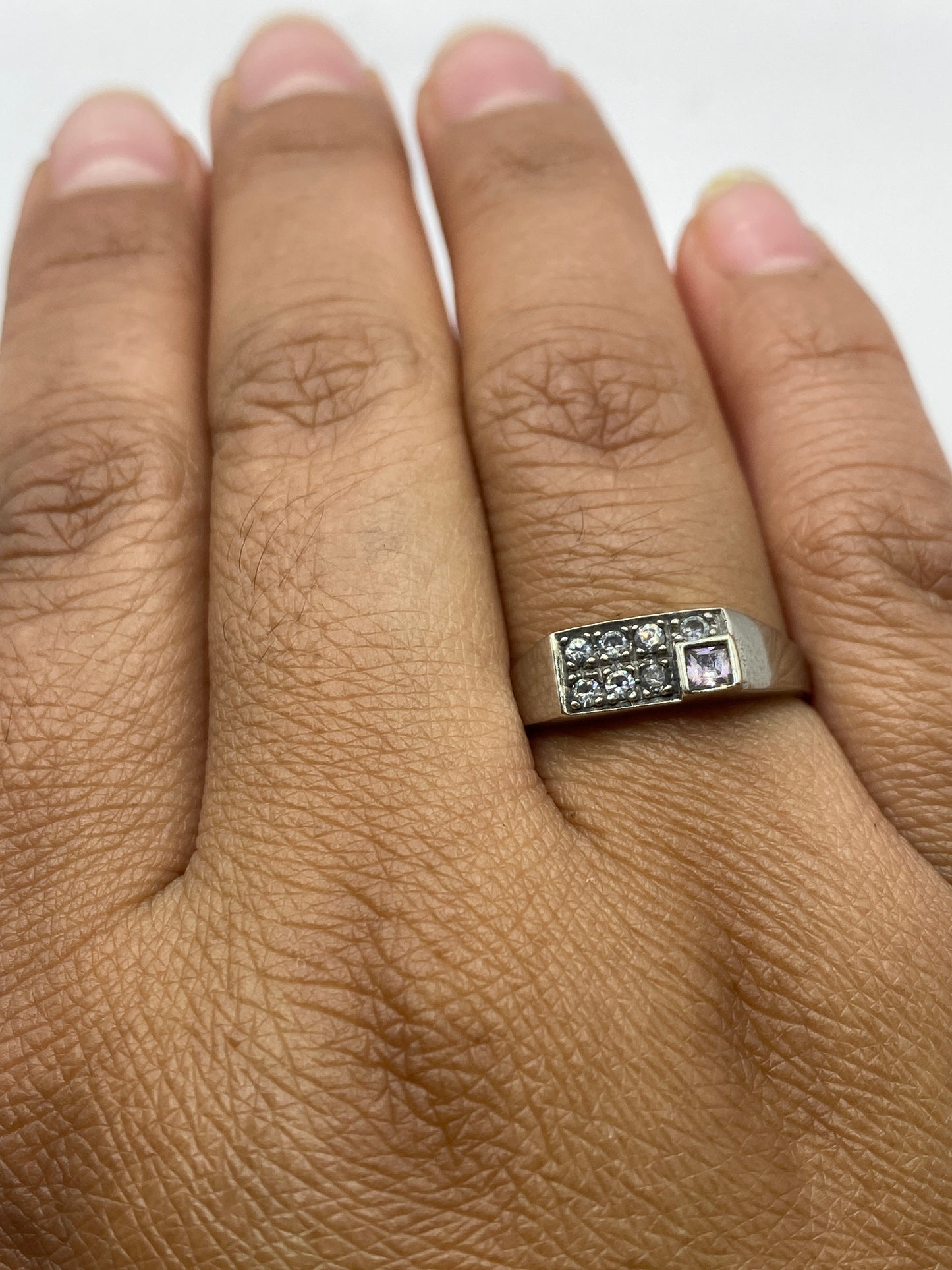 Anillo sobre fondo blanco con sello 925 MEXICO visible en la banda