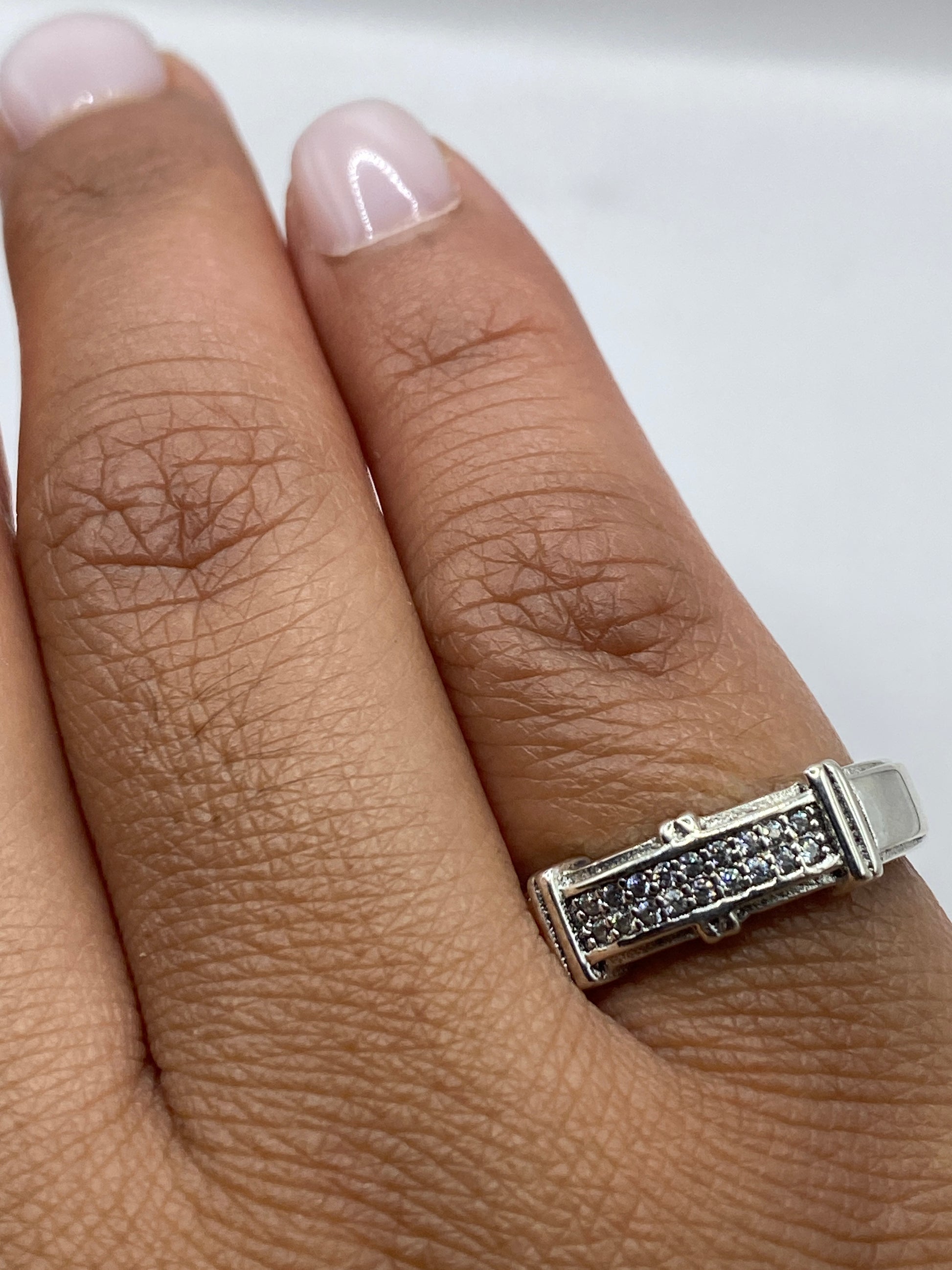 Anillo sobre dedo mostrando el sello 925 MEXICO y el acabado espejo