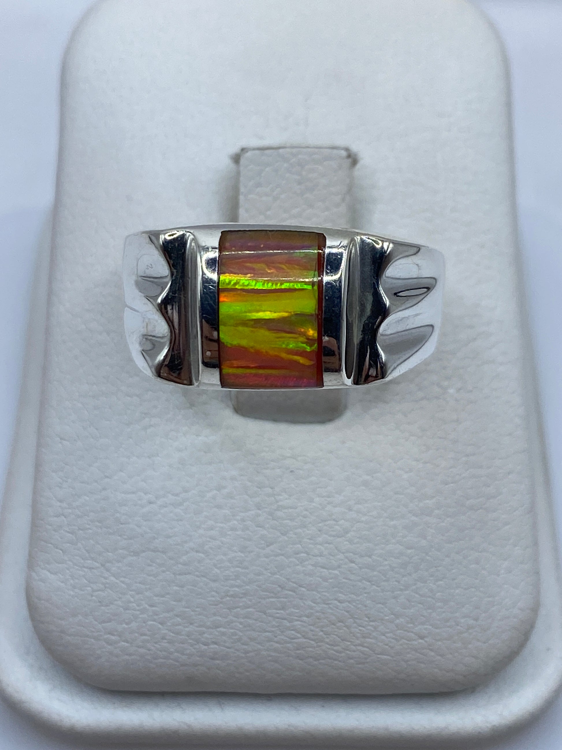 Anillo de plata .925 con ópalo de fuego multicolor visto de frente en estuche blanco