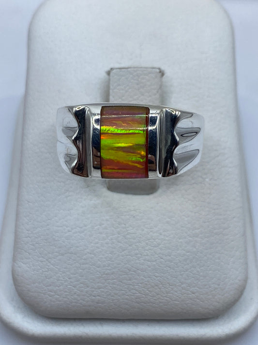 Anillo de plata .925 con ópalo de fuego multicolor visto de frente en estuche blanco
