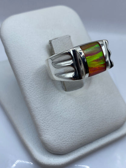 Lateral del anillo mostrando las bandas talladas y la profundidad del juego de color del ópalo