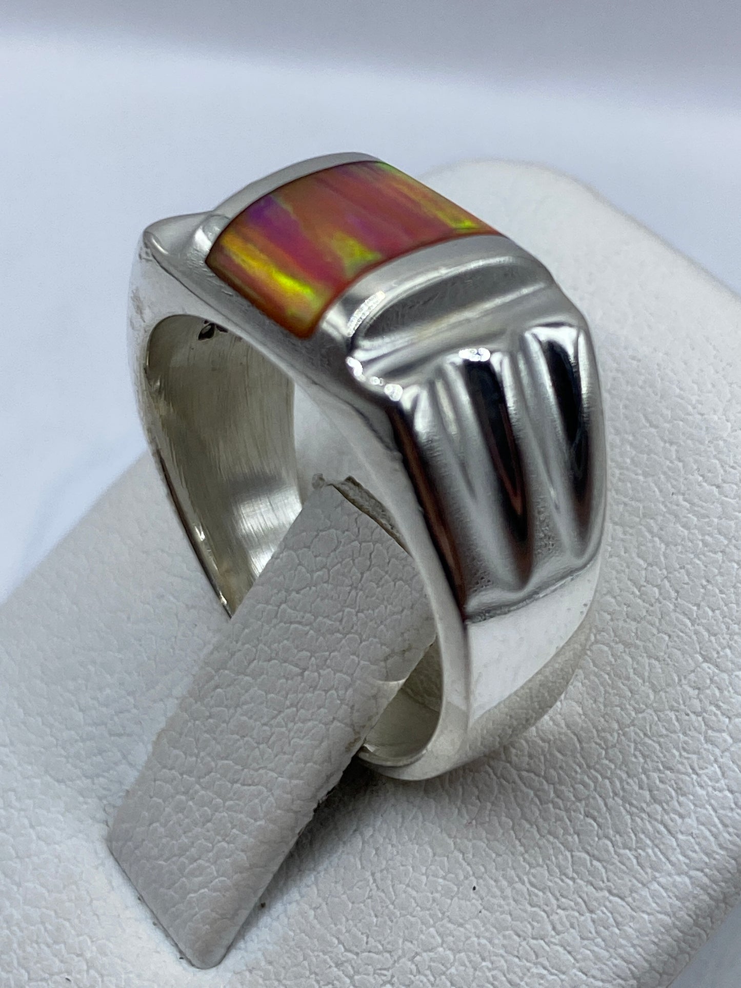 Ópalo de fuego en amarillo, rojo y verde dentro del engaste de plata