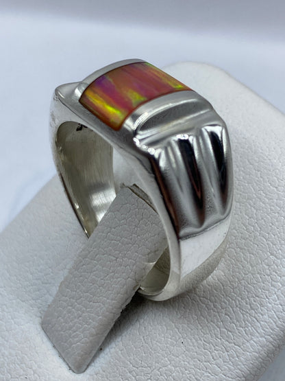 Ópalo de fuego en amarillo, rojo y verde dentro del engaste de plata