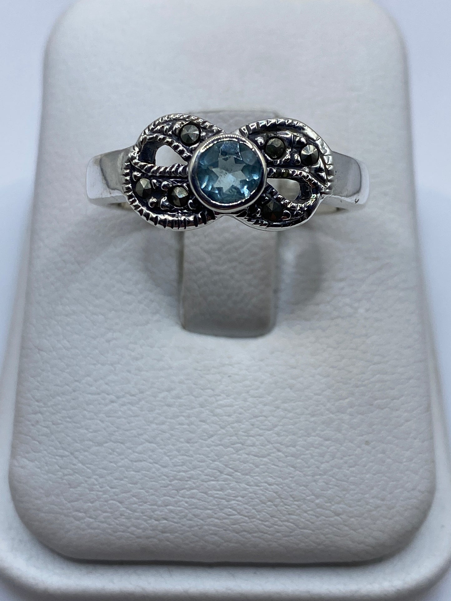 Anillo de plata .925 con circonia azul facetada en joyero blanco