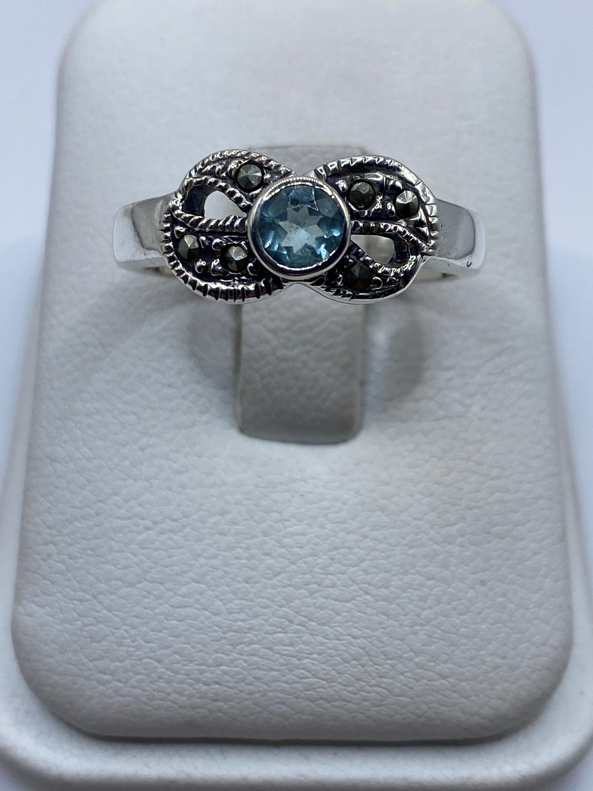 Anillo de plata .925 con circonia azul facetada en joyero blanco