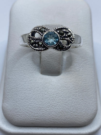 Anillo de plata .925 con circonia azul facetada en joyero blanco