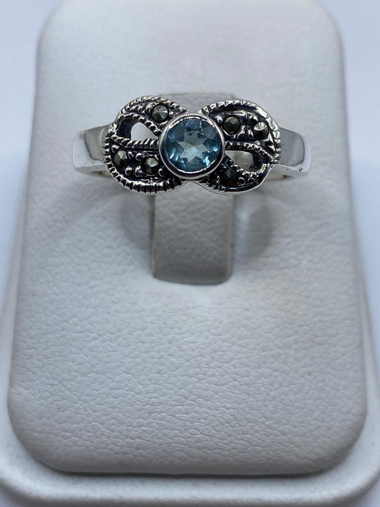 Anillo de plata .925 con circonia azul facetada en joyero blanco