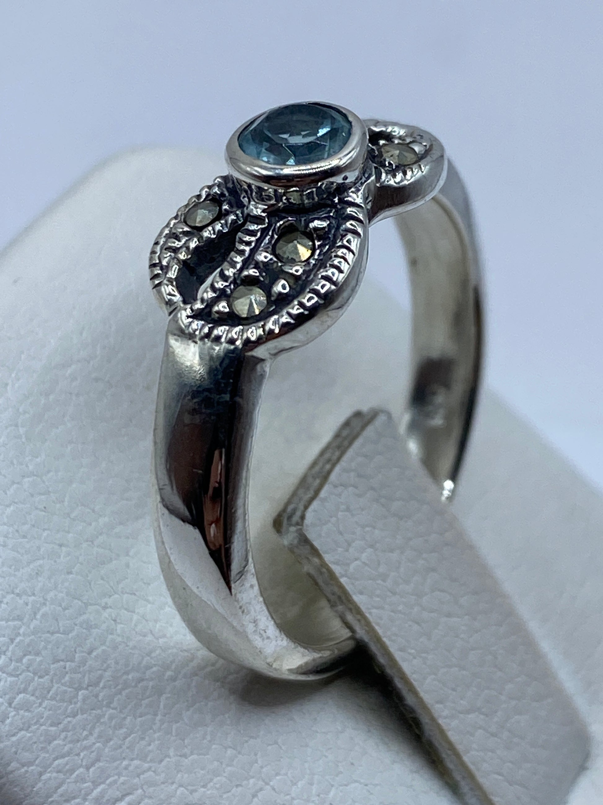 Detalle de la circonia azul brillante en engaste de plata