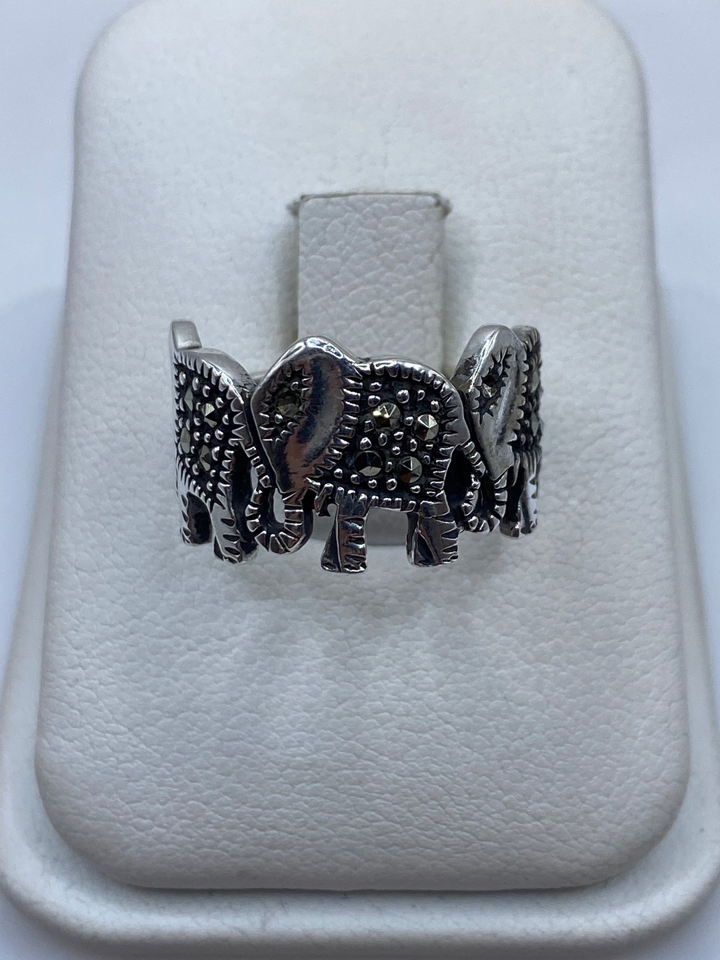 Anillo de plata con dos elefantes grabados en relieve, talla 6