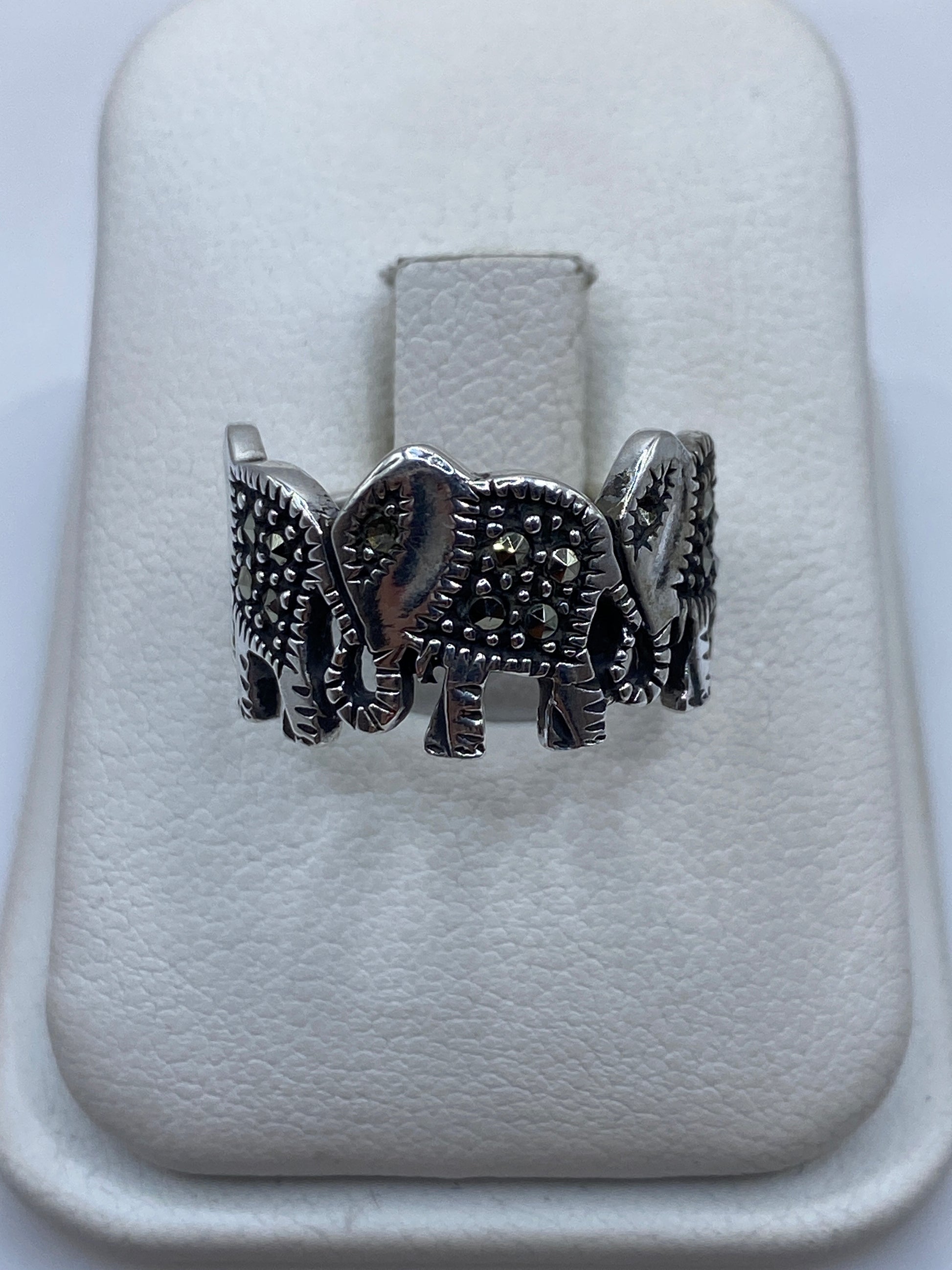 Anillo de plata con dos elefantes grabados en relieve, talla 6